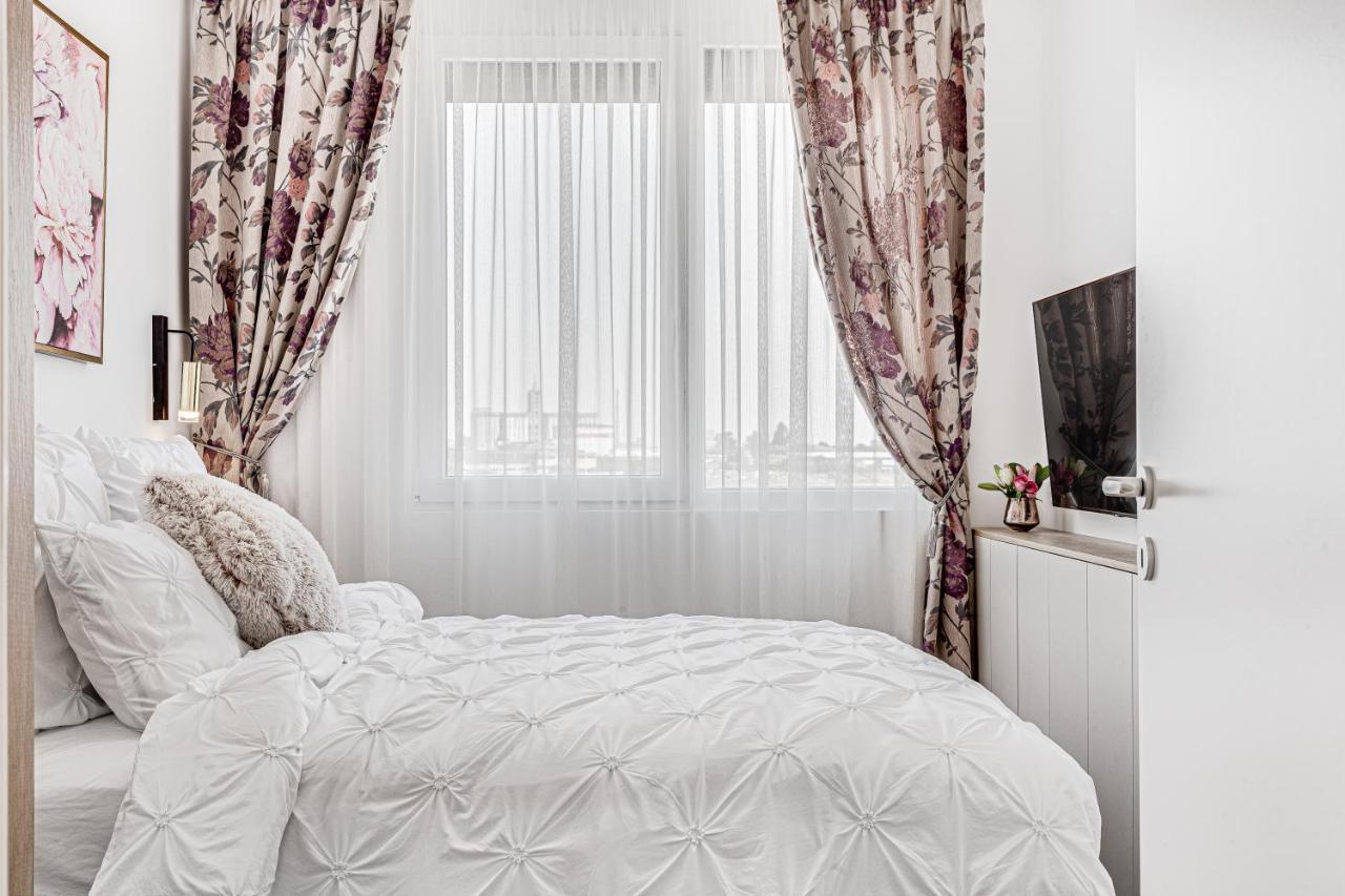 Elegant Apartment Near Afi & Atrium Mall Arad Luaran gambar
